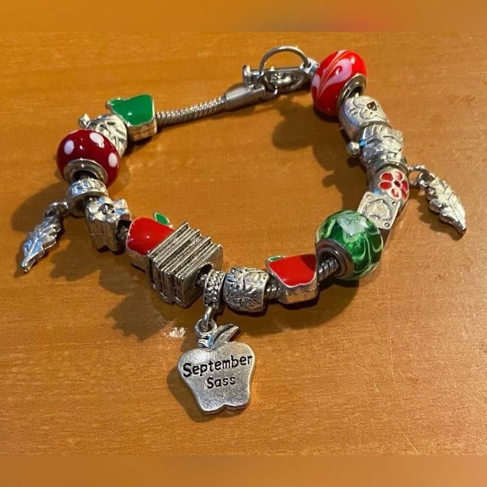 September Sass Apple Charm Beaded Bracelet Women’s Multicolor Glass Teacher  7”